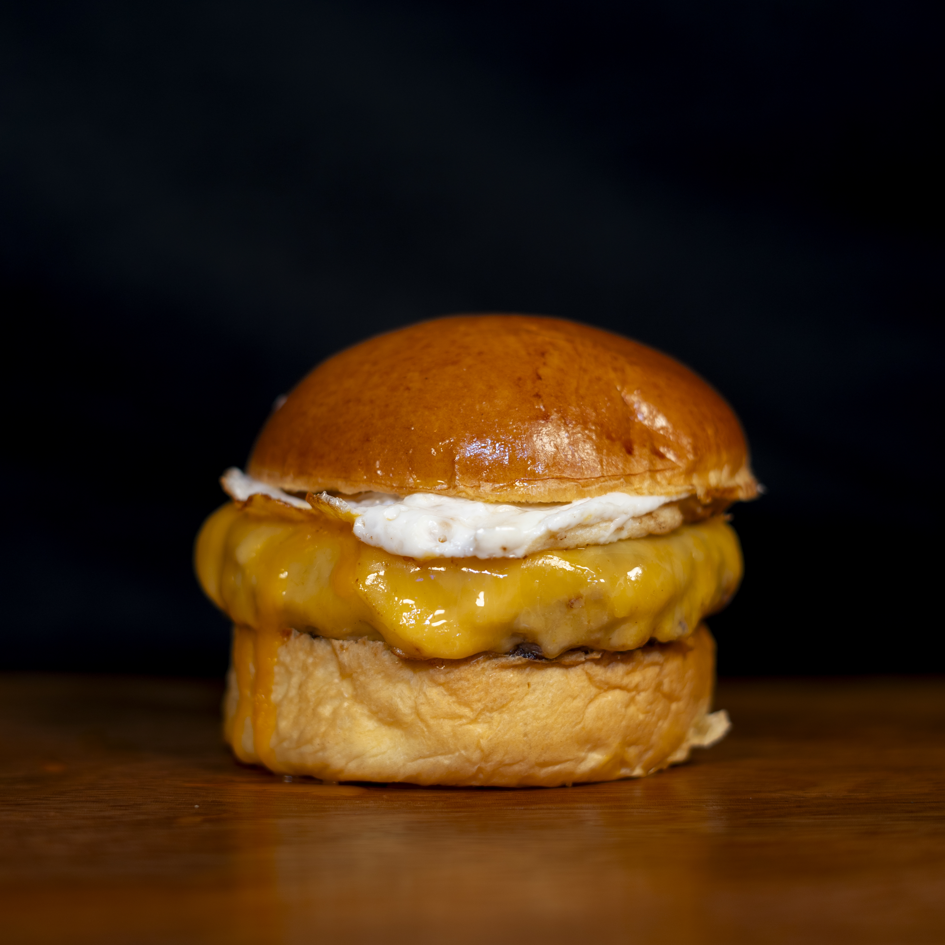 Hamburguesa con queso y huevo